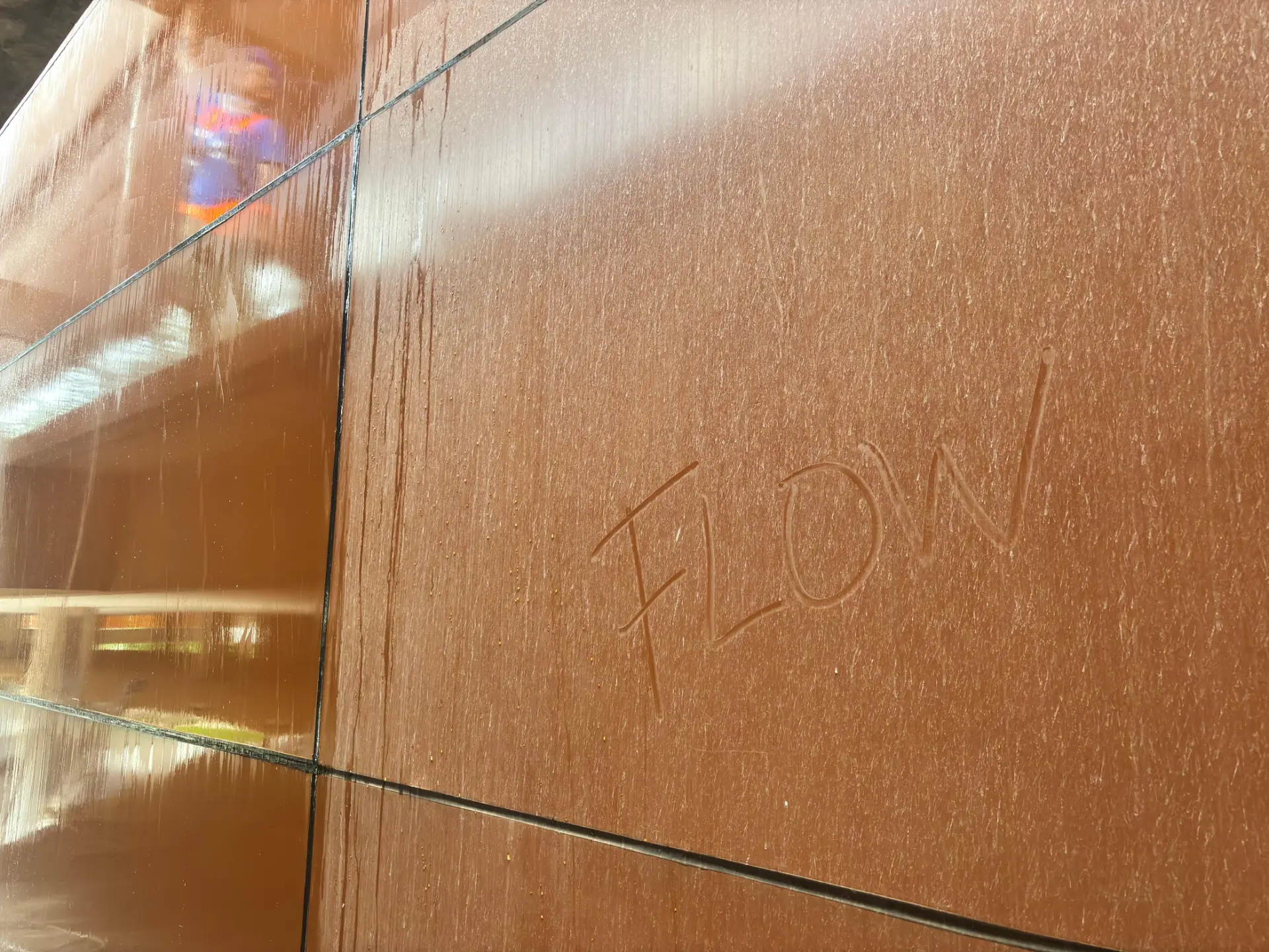 Marca Flow registrada em fachada durante operação de limpeza